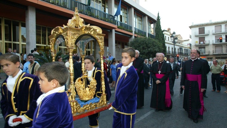 Las andas barrocas, con la corona para la Virgen del Socorro