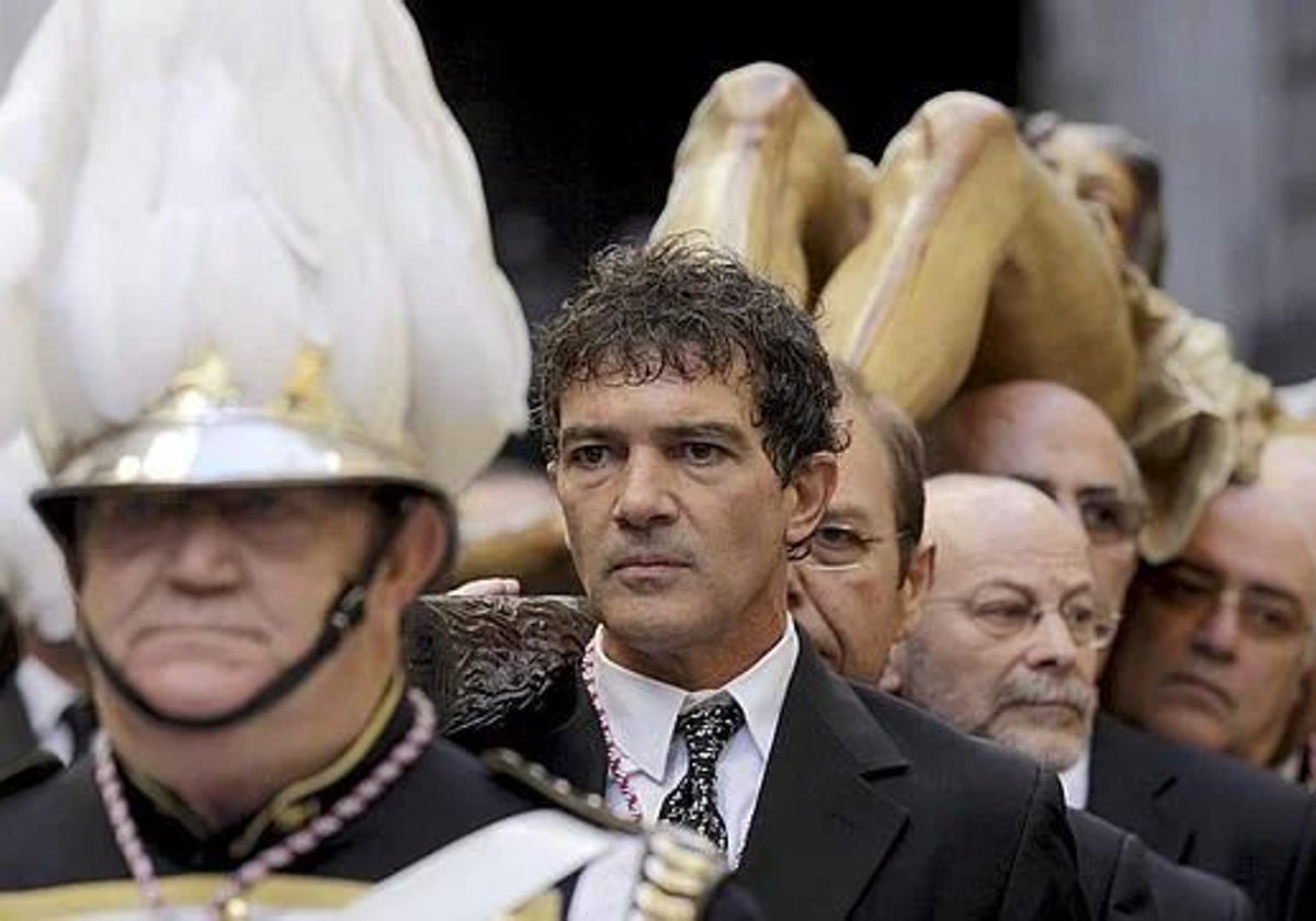 Antonio Banderas portando la imagen del Santísimo Cristo de la Sangre de Málaga