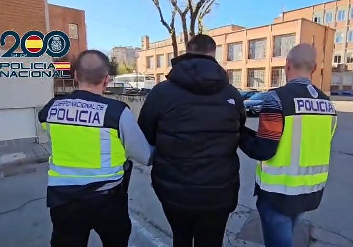 Los agentes, con uno de los detenidos por los violentos altercados en Soria