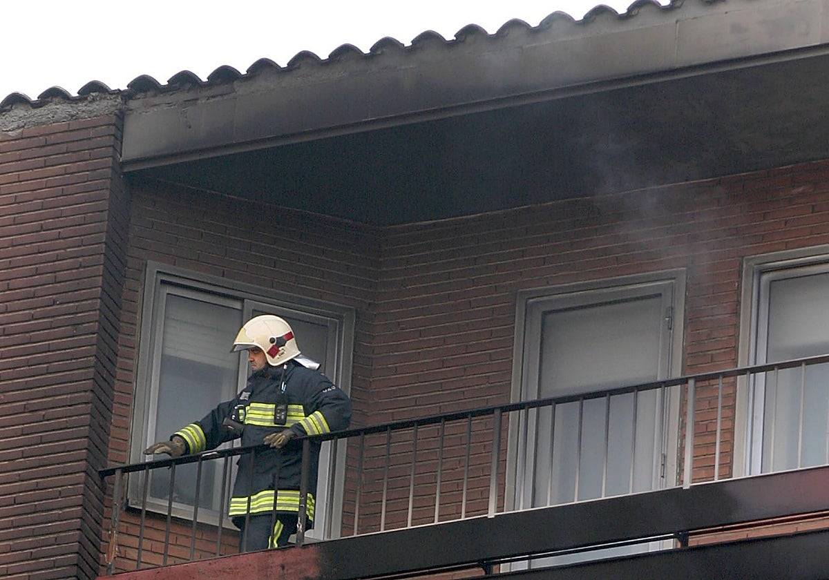 Imagen de archivo correspondiente a otro incendio en un edificio de Zaragoza