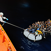 Madrugada de rescates en Lanzarote con tres neumáticas y 188 inmigrantes