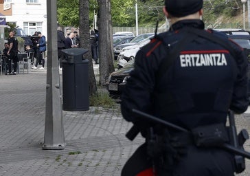 Detenidos tres hombres por robar en una vivienda en San Sebastián escalando por un balcón