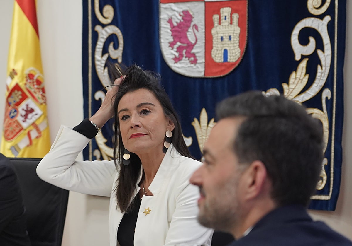 Ana Sánchez y Diego Moreno, durante una reunión de la Mesa de las Cortes