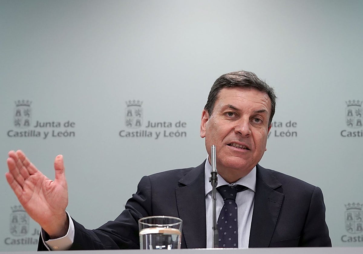 El consejero de Economía y Hacienda y portavoz, Carlos Fernández Carriedo, comparece en rueda de prensa posterior al Consejo de Gobierno