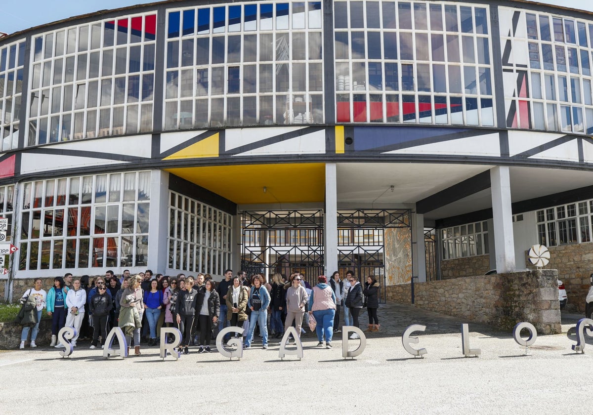 Trabajadores de la planta de Sargadelos en O Cervo este viernes