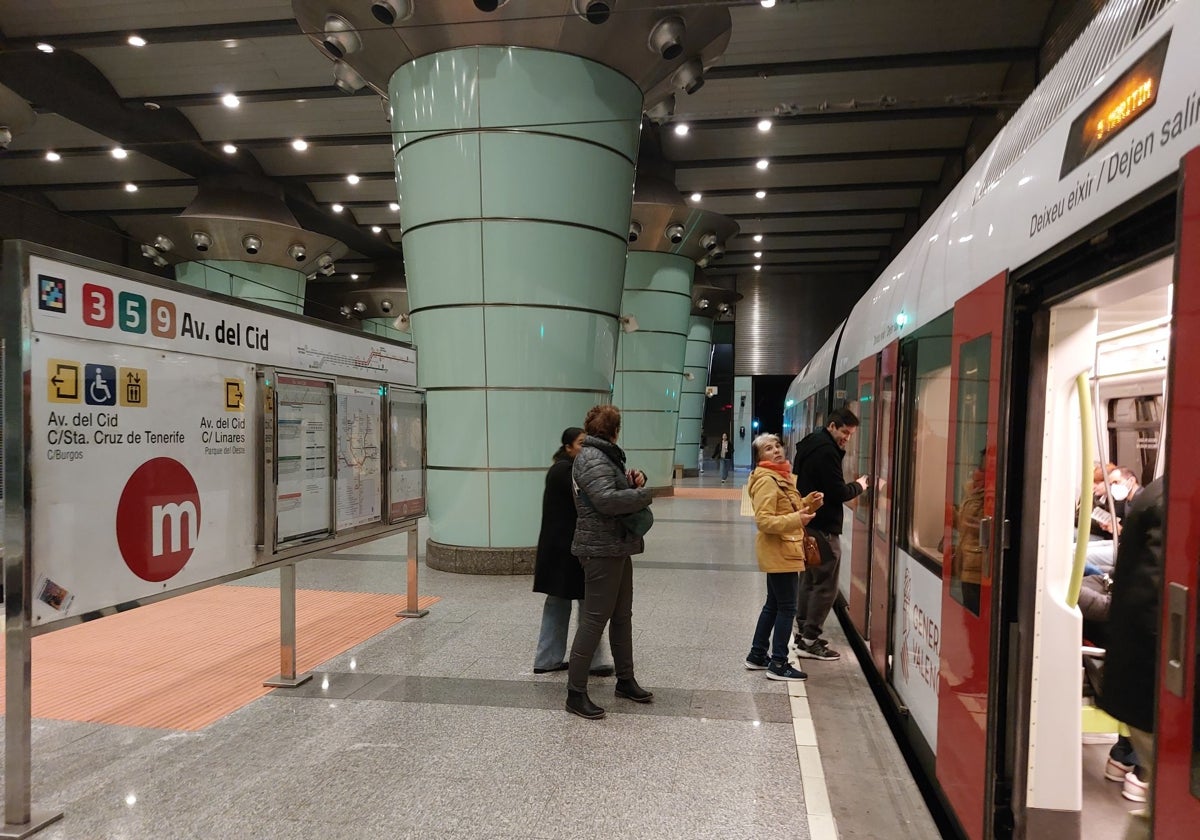 Imagen de archivo de viajeros en una estación de Metrovalencia