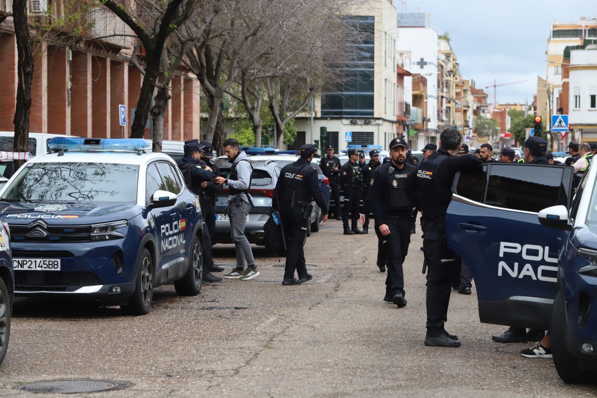 El despliegue policial por el apuñalamiento mortal en Las Moreras, en imágenes