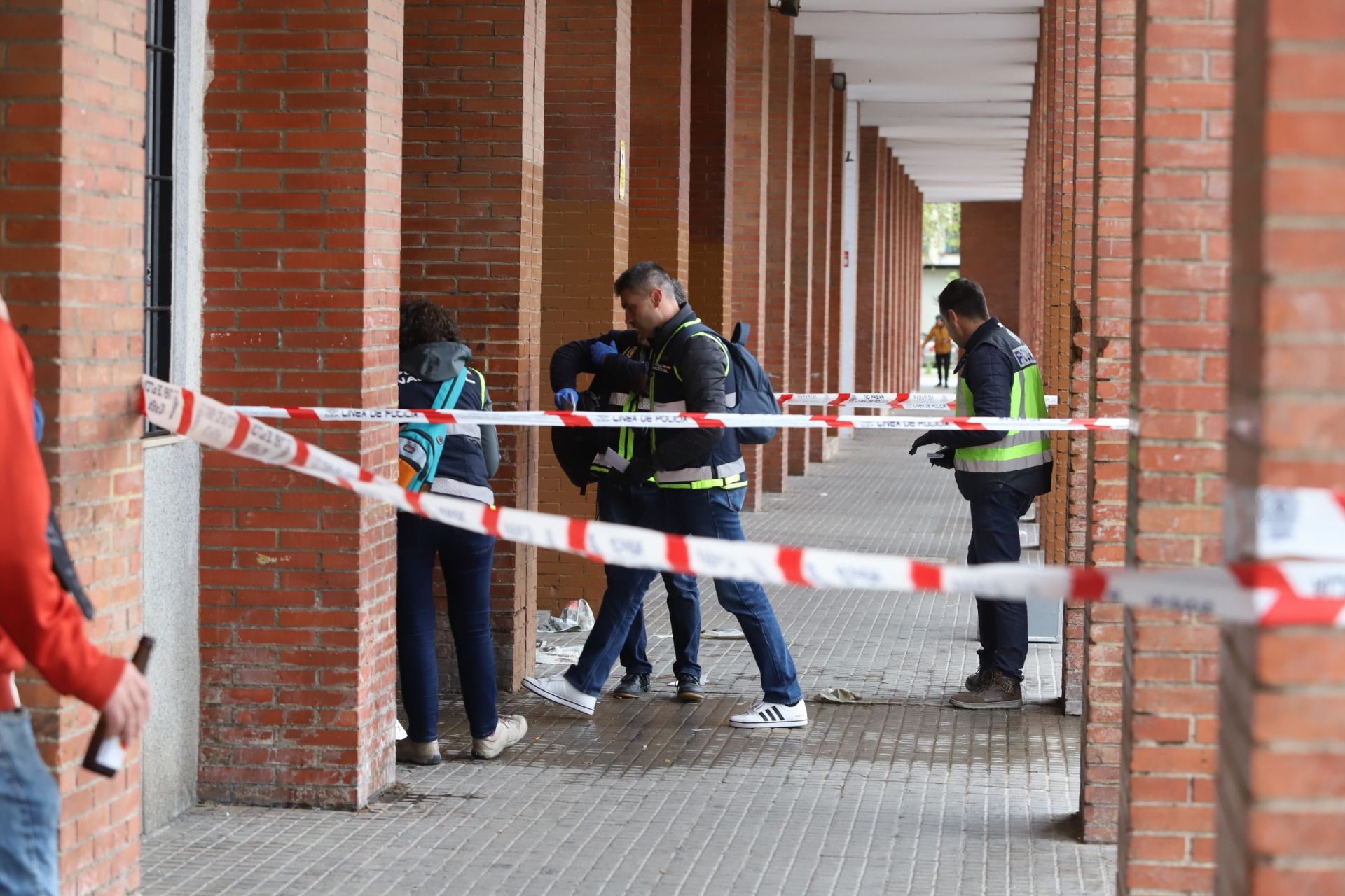 El despliegue policial por el apuñalamiento mortal en Las Moreras, en imágenes