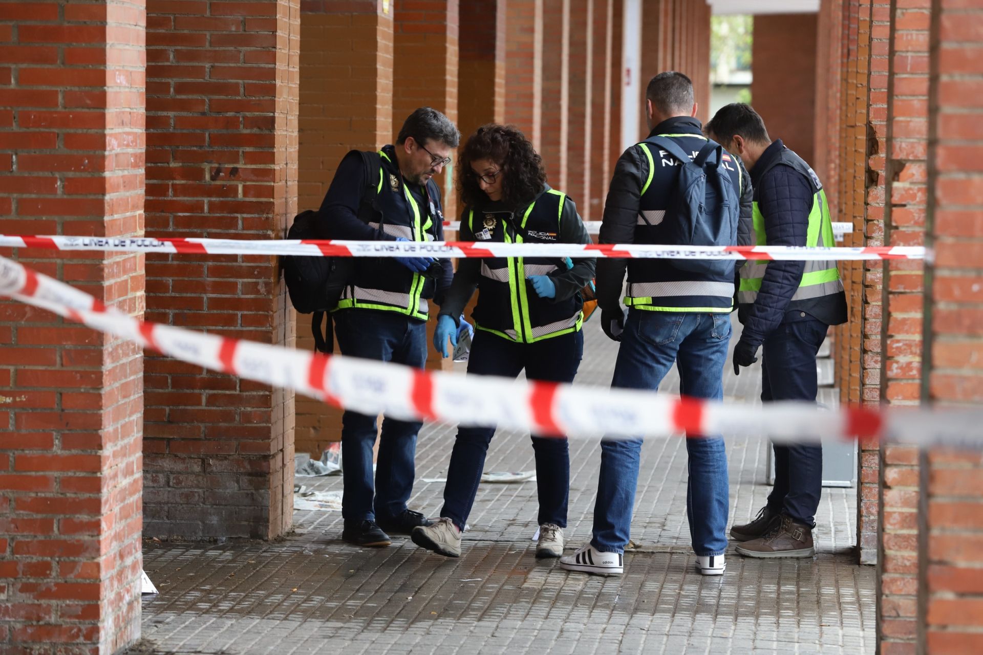 El despliegue policial por el apuñalamiento mortal en Las Moreras, en imágenes