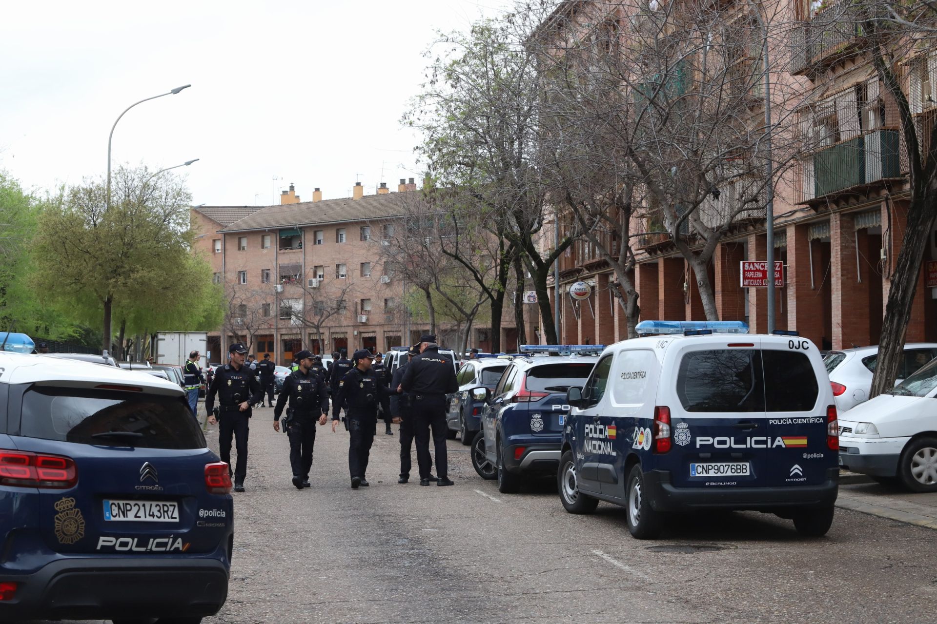 El despliegue policial por el apuñalamiento mortal en Las Moreras, en imágenes