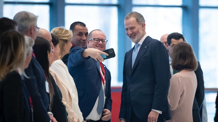 El monarca se hace un selfi con uno de los asistentes
