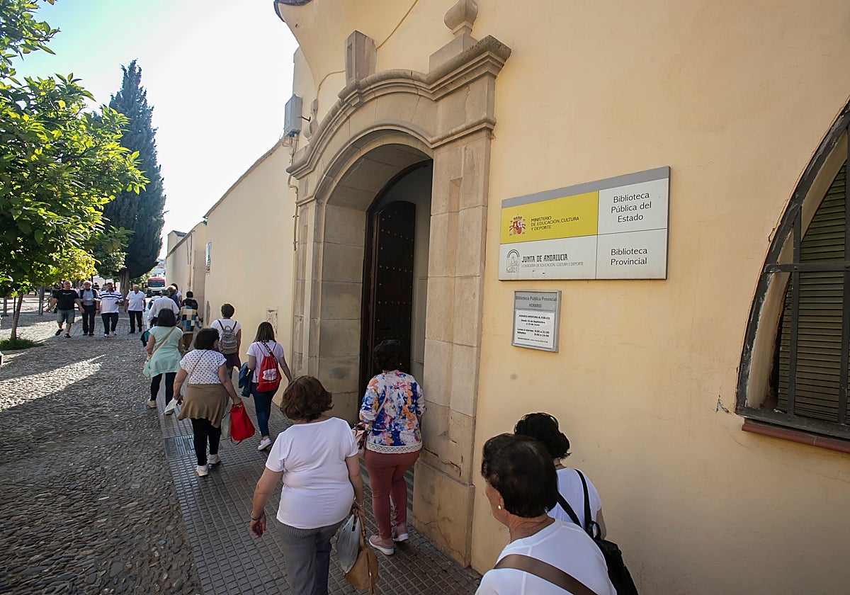 Puerta de acceso a la antigua Biblioteca Provincial de Córdoba