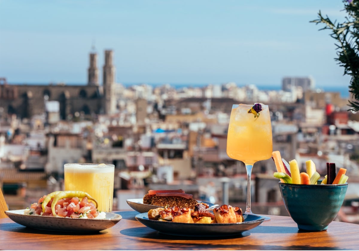 Las vistas inigualables a Santa María del Mar, el mercado de Santa Caterina y todo el barrio del Born son el marco ideal para disfrutar de una renovada carta mediterránea