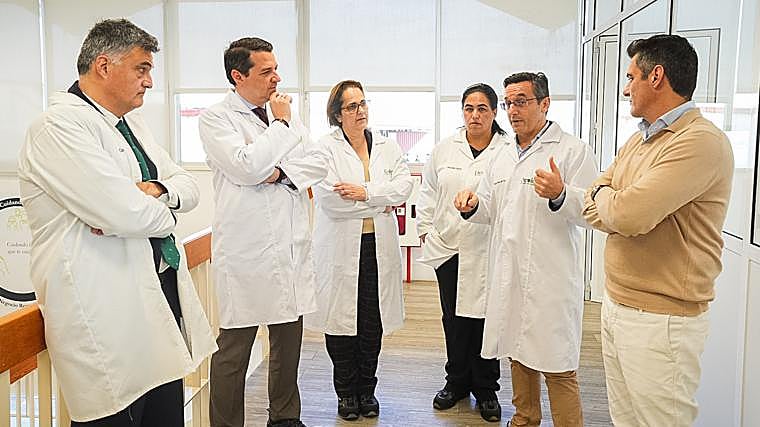 El alcalde, este viernes en su visita a la planta de Deoleo en Alcolea