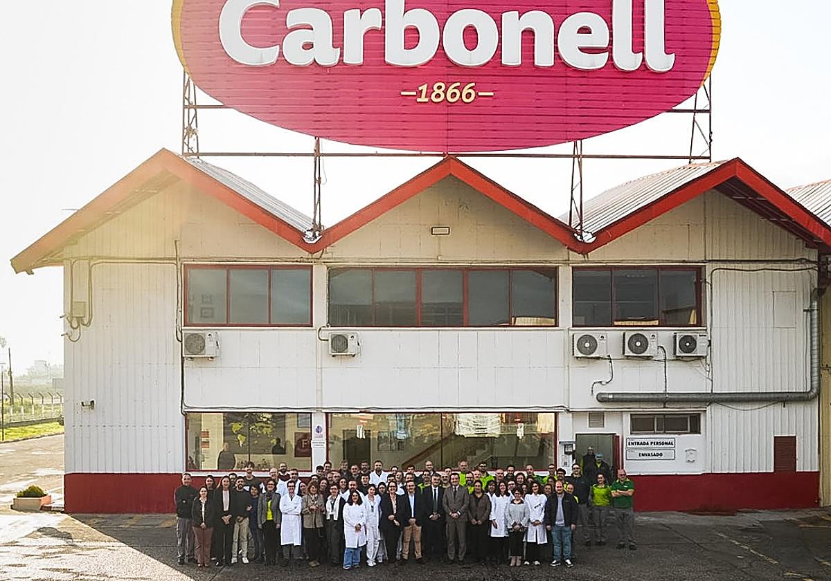 Foto de familia de la plantilla de la planta de Deoleo con el alcalde