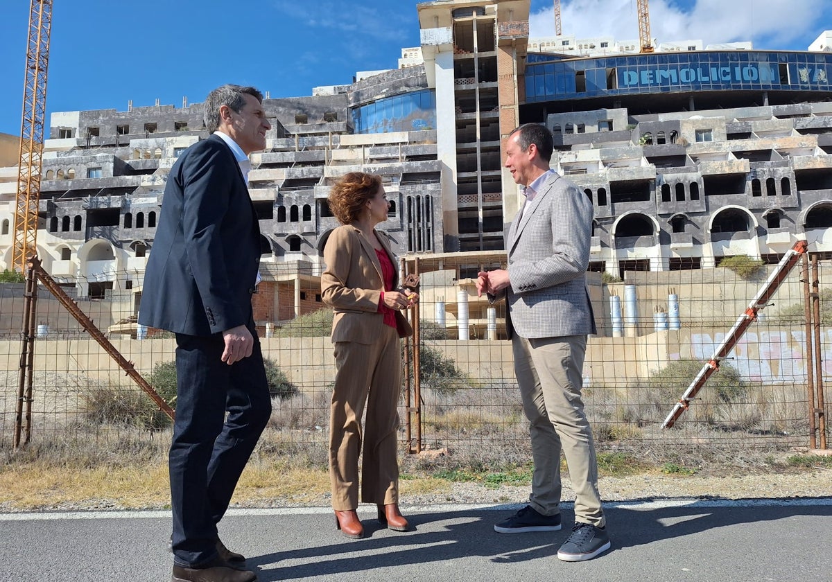 La ministra Montero junto a los representantes del Gobierno en Andalucía y Almería frente al Algarrobico