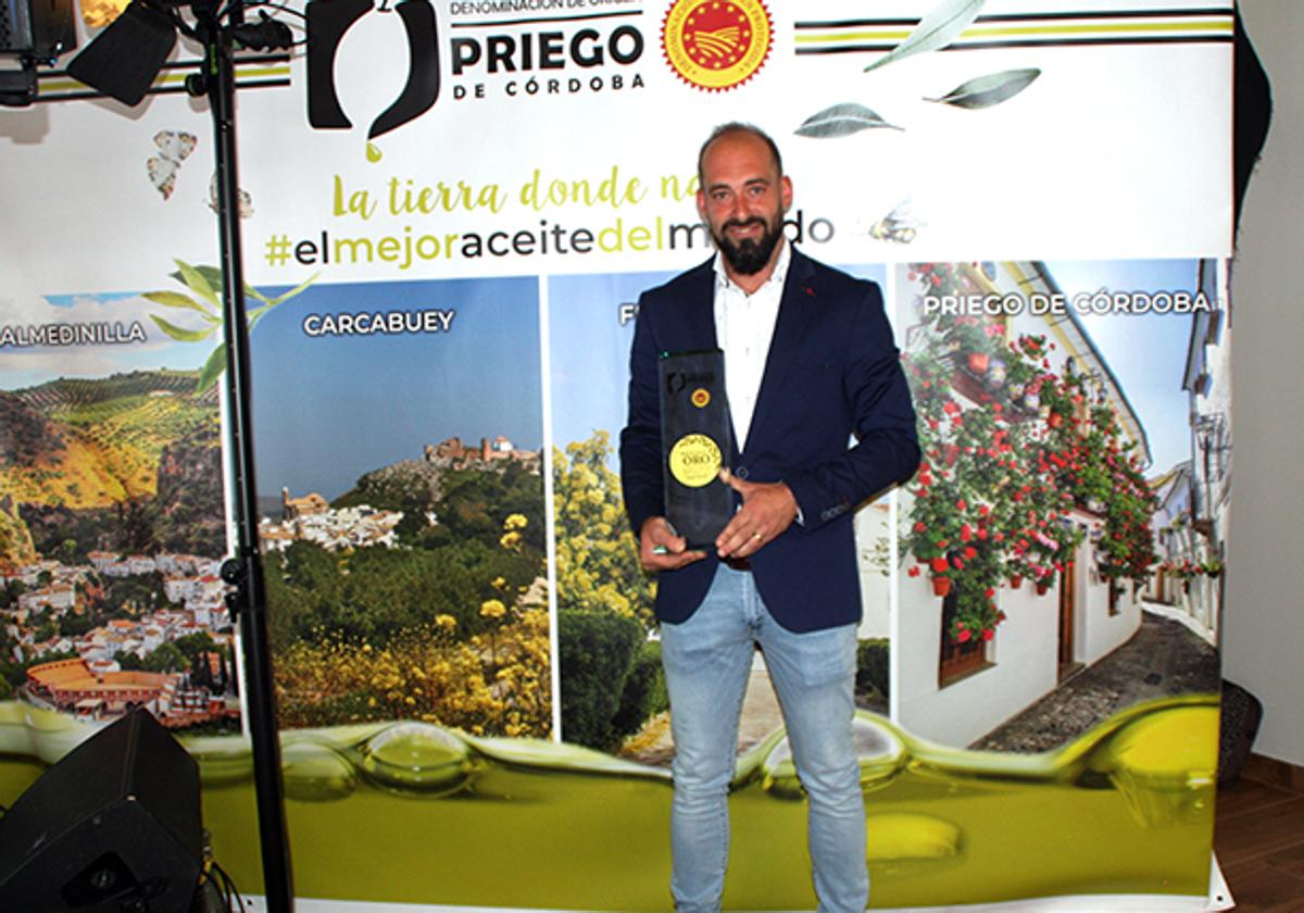 Víctor Manuel Molina, de Olivarera la Purísima, posa con la Medalla de Oro