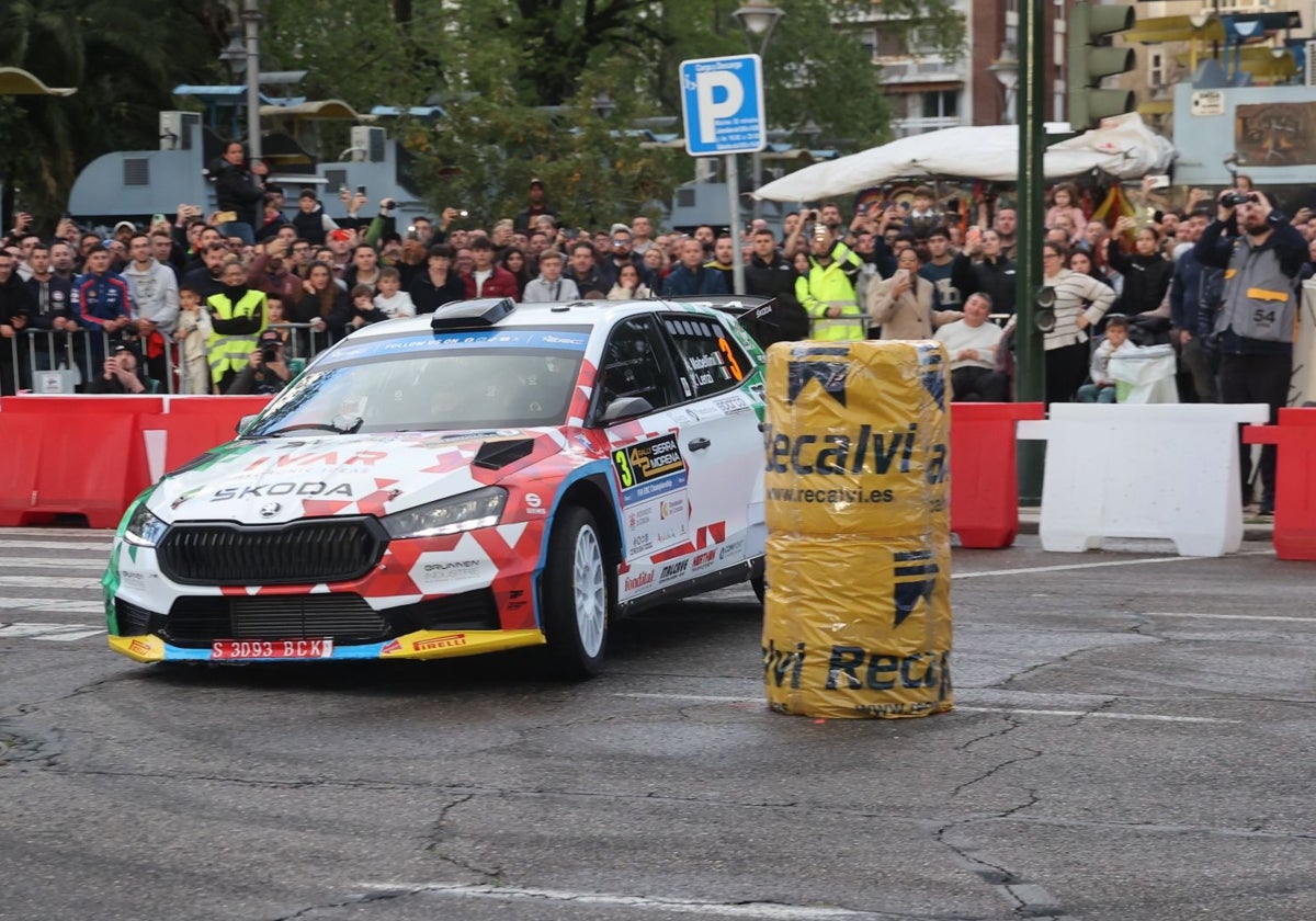 Un momento del tramo urbano del Rally Sierra Morena, disputado este viernes