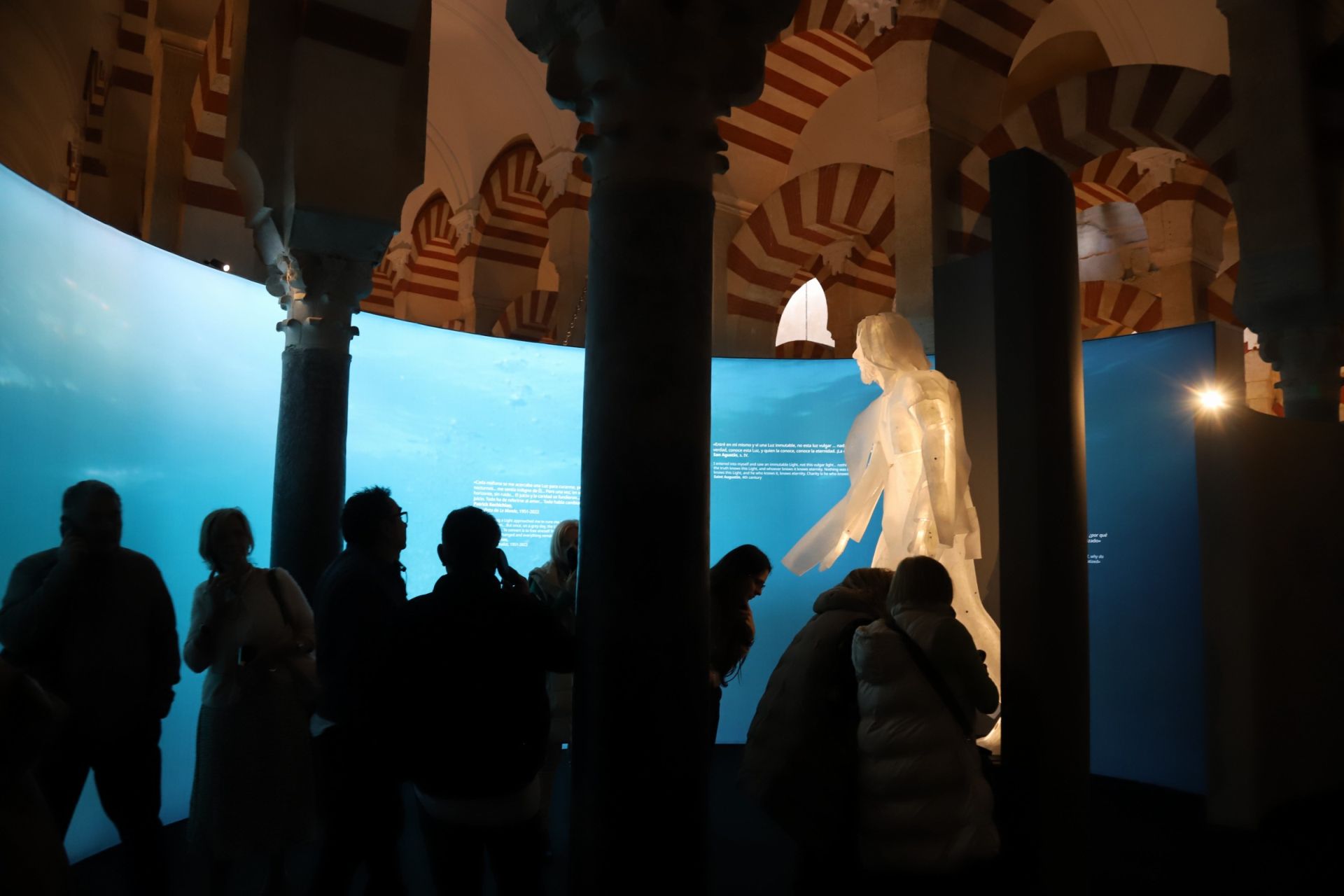 La espectacular exposición &#039;Símbolo: Luz de Nicea&#039; en la Mezquita Catedral, en imágenes