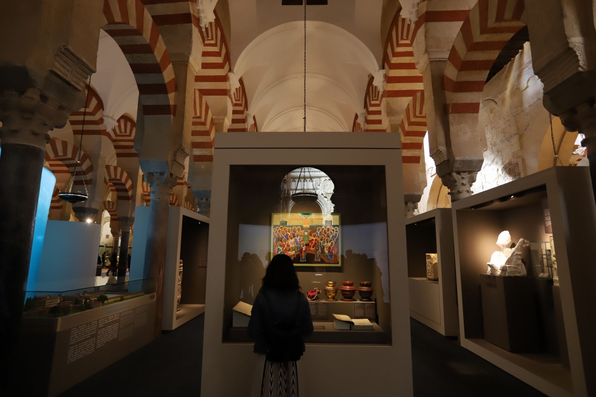 La espectacular exposición &#039;Símbolo: Luz de Nicea&#039; en la Mezquita Catedral, en imágenes