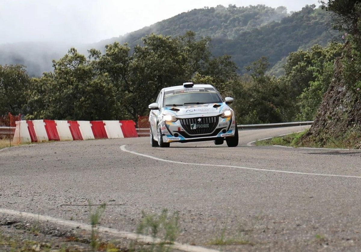 Un coche participante en el Rally Sierra Morena 2025 por la carretera de Obejo