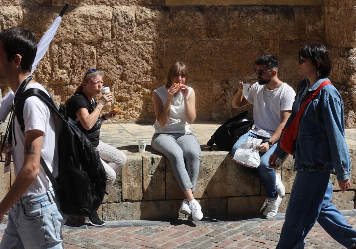 Un grupo de jóvenes toman un aperitivo en la Mezquita Catedral de Córdoba