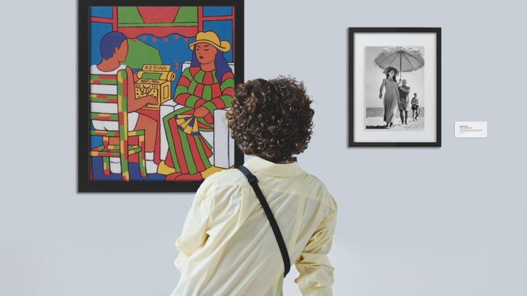 El óleo 'Amantes', de Manolo Quejido, dialoga con la fotografía realizada por Robert Capa a Picasso y Françoise Gilot, amante del malagueño