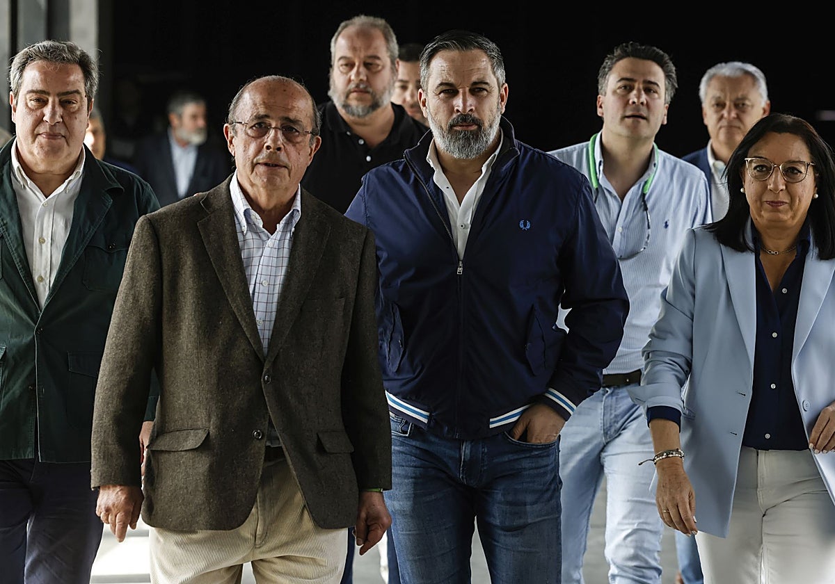 Imagen del líder de Vox, Santiago Abascal, rodeado por cargos del partido durante un acto celebrado este domingo en Valencia