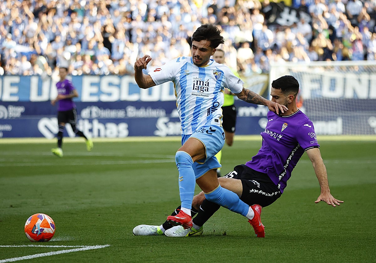 Xavi Sintes roba el balón al atacante del Málaga