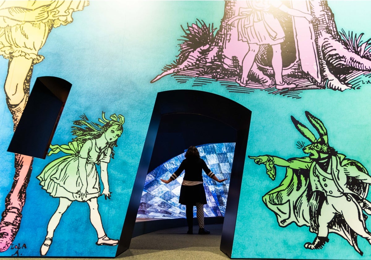 Una de las salas de la exposición en CaixaForum Madrid, que recrea el mundo de 'Alicia en el pais de las maravillas'
