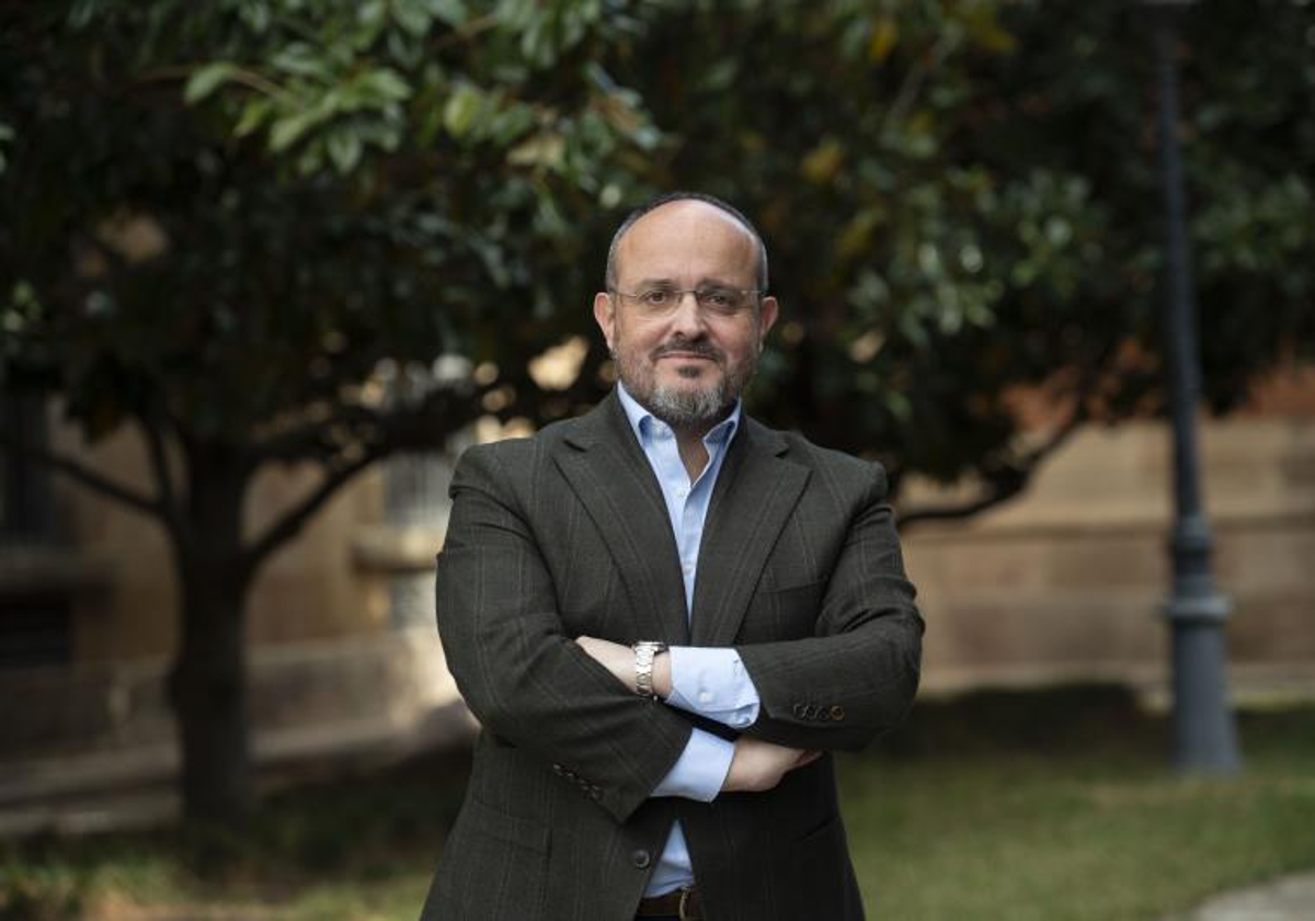 Alejandro Fernández, líder del PP catalán, posando para ABC en el Parlamento de Cataluña