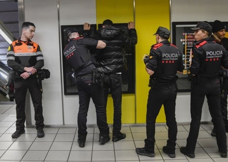 Imagen secundaria 1 - Más de 1.000 agentes de los Mossos, la Policía Nacional y la Guardia Urbana se desplegaron el viernes en el área metropolitana de Barcelona para cercar a los mutlrirreincidentes. En las imágenes, registros en el Raval y en el metro de la capital catalana, durante el segundo turno del dispositivo, al que se sumó ABC.
