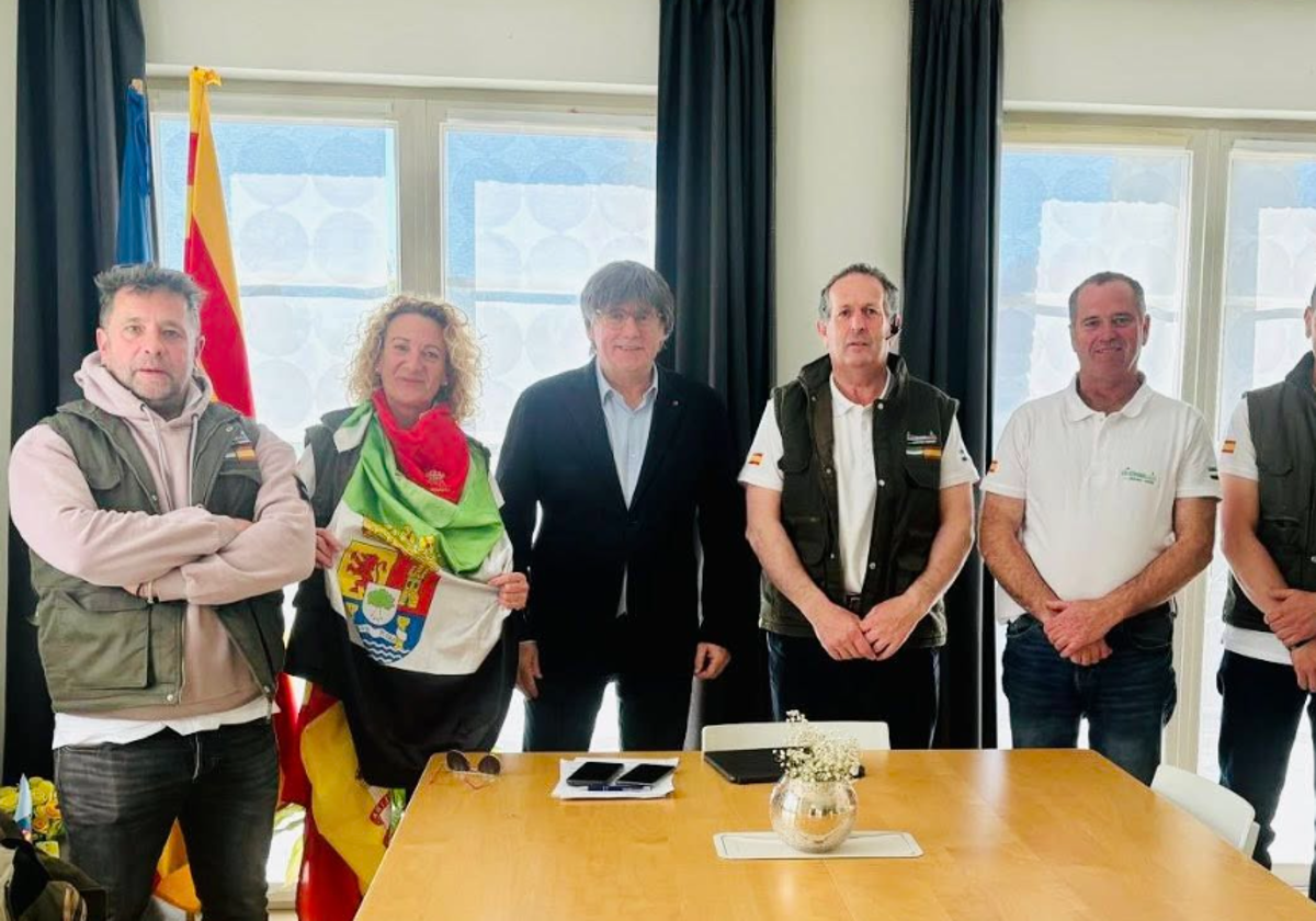 Agricultores extremeños con Puigdemont, en Waterloo