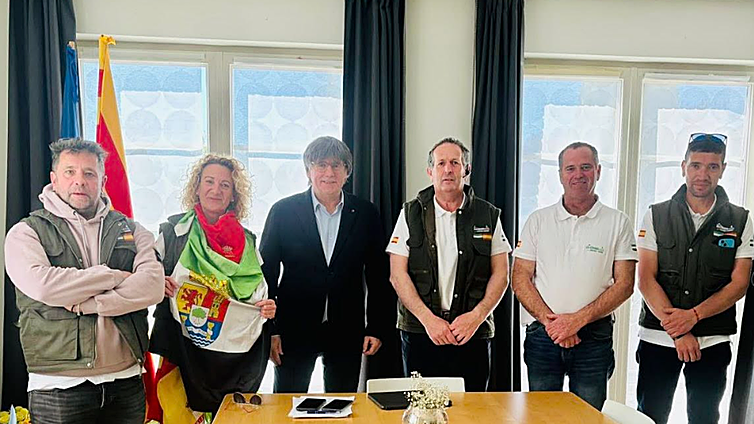 Agricultores extremeños se reúnen con Puigdemont tras recorrer 1.800 kilómetros con un tractor: «Amnistía para el campo español»