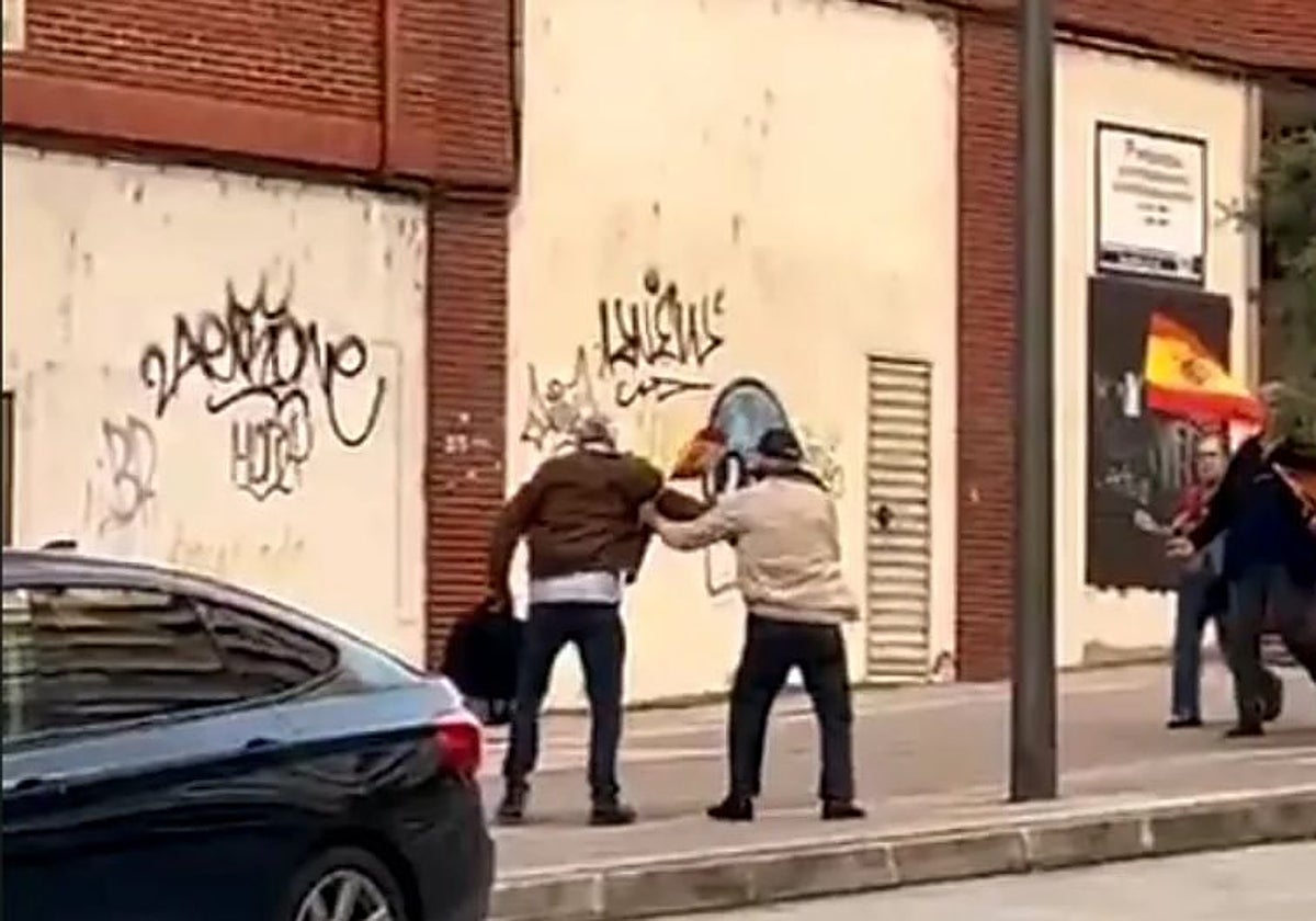 Momento de la agresión al presidente del Consejo Comarcal del Bierzo, Olegario Ramón