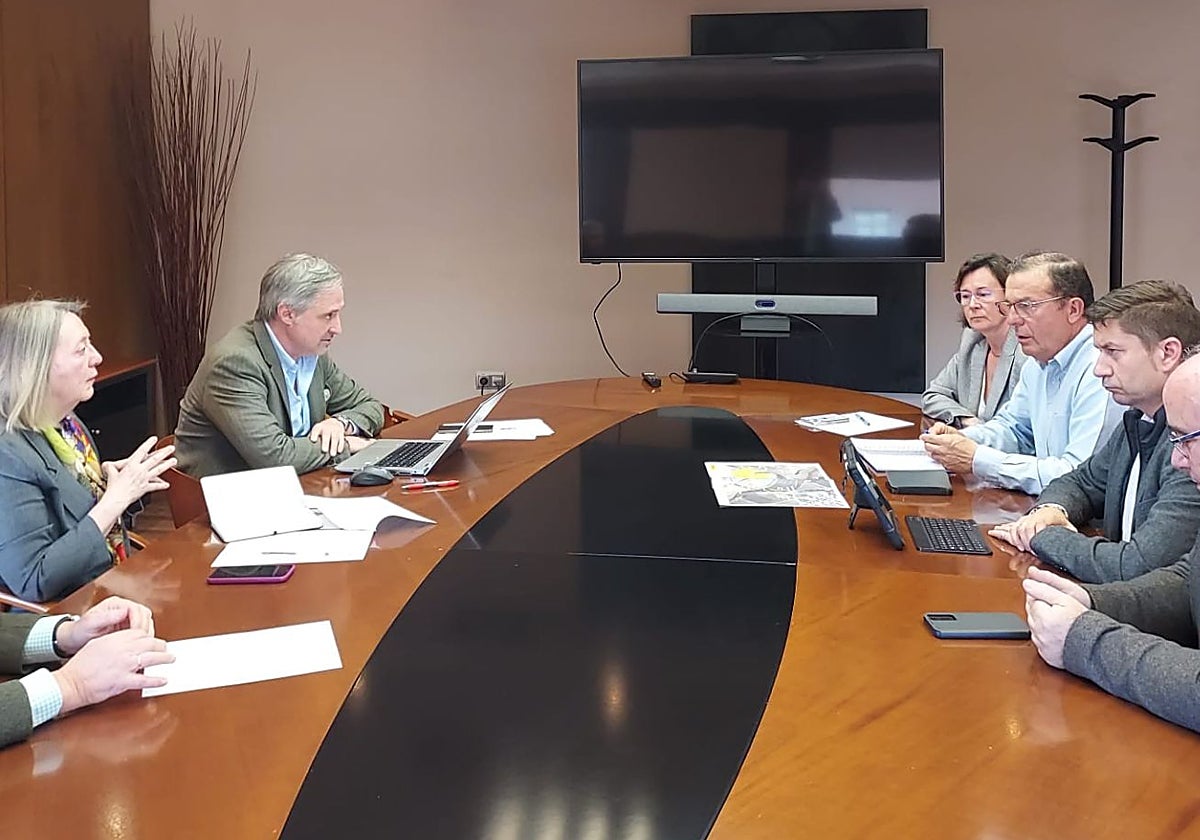 Reunión mantenida entre el Ayuntamiento de Camuñas y Acuaes