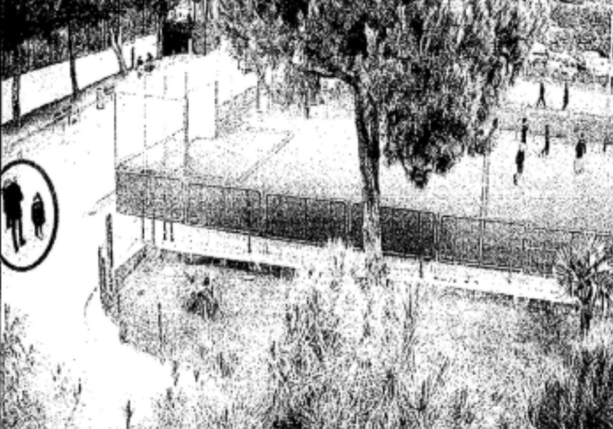 Captura del vídeo donde se ve al capellán en compañía de algunas de las presuntas víctimas dirigirse a un rincón apartado del centro