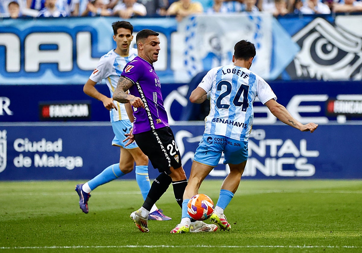 Carlos Isaac pelea el balón durante el partido en La Rosaleda ante el Málaga