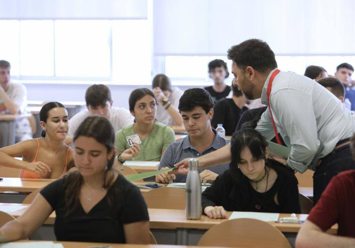 Estudiantes en la universidad en exámenes de Selectivdiad