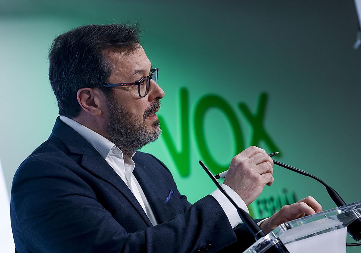 El portavoz nacional de Vox, José Antonio Fúster, en rueda de prensa