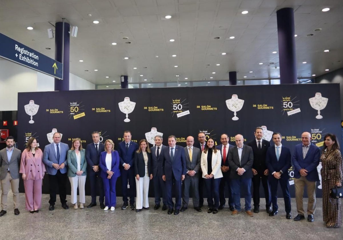 El ministro, Luis Planas, y el consejero de Agricultura, Julián Martínez Lizán, en el estand de Castilla-La Mancha