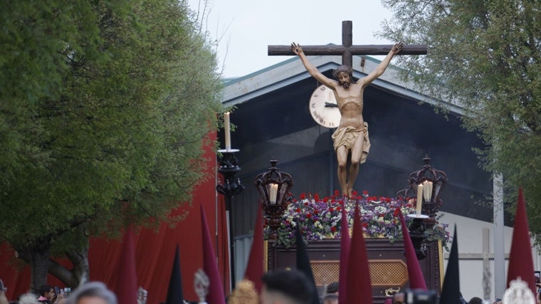 El Cristo de las Lágrimas, con su parroquia al fondo
