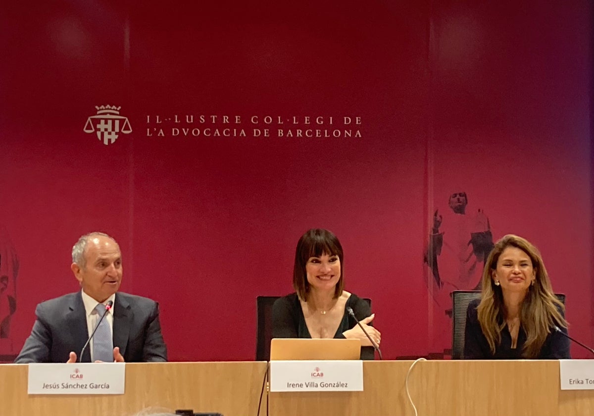 Irene Villa (en el centro), junto al decano del ICAB, Jesús M. Sánchez y la copresidenta del Observatorio de los Derechos de las Personas, Erika Torregrossa
