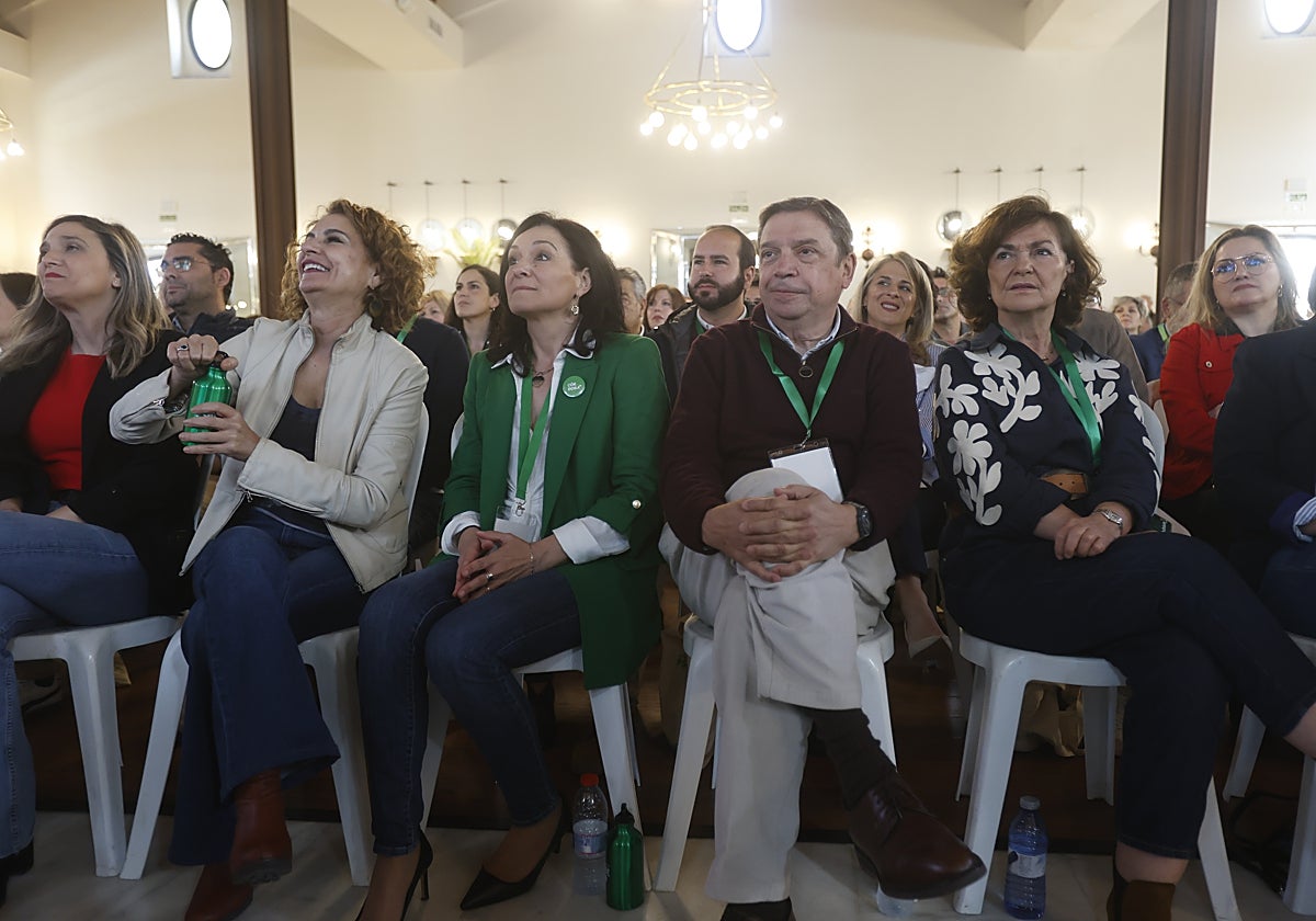 Rafi Crespín, entre María Jesús Montero (i) y Luis Planas y Carmen Calvo (d)