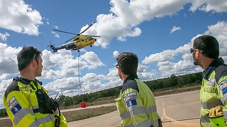 De los 31 medios aéreos del Plan Infocam licitados por la Junta, quedan desiertos seis lotes y adjudicado uno solo con dos helicópteros