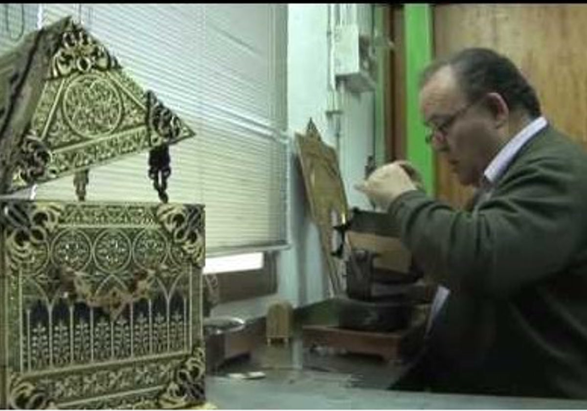 Jesús Pardo, trabajando en una pieza de damasquinado