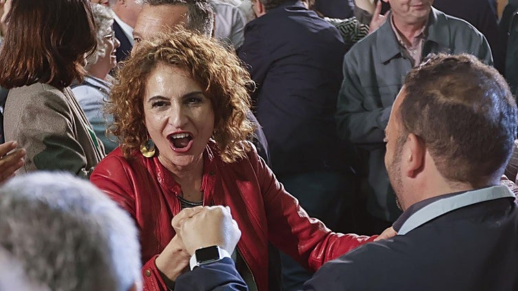 El viaje de Sánchez a China deja a María Jesús Montero al mando con varios frentes propios abiertos