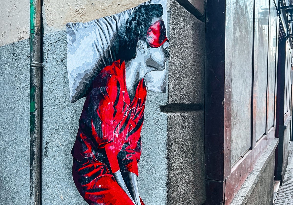 Un grafiti del artista Alberto León en una de las esquinas del centro de Madrid