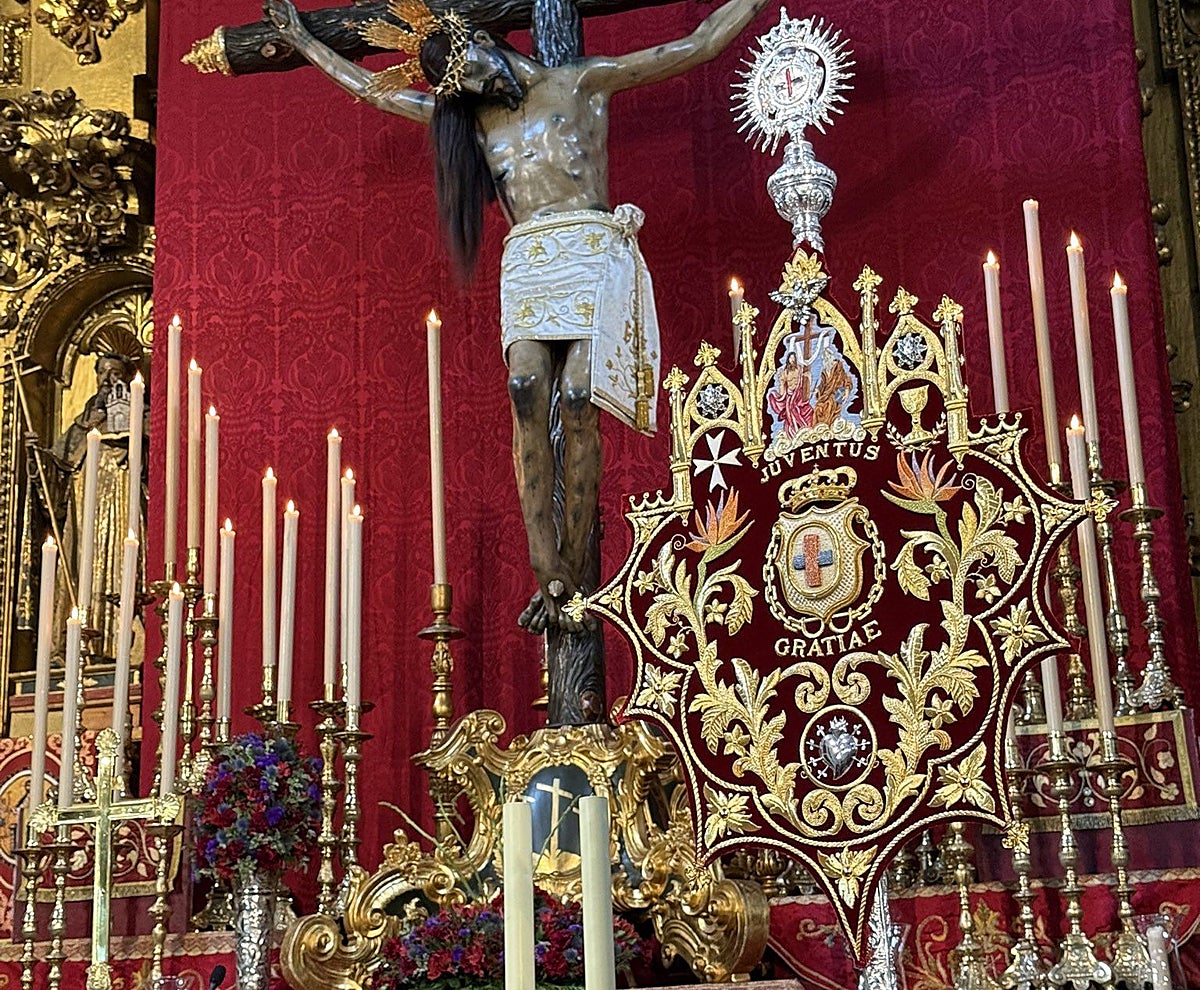 El nuevo estandarte, a los pies del Cristo de Gracia