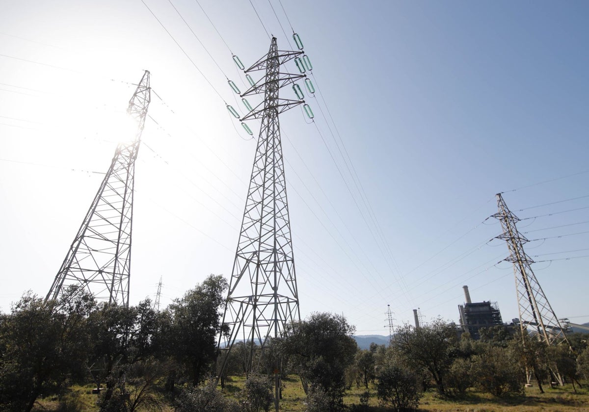 Torres de alta tensión junto a Puente Nuevo
